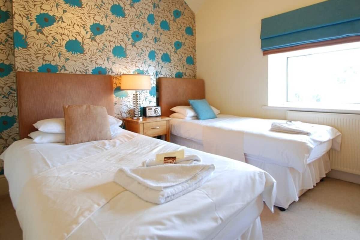 Phòng 2 giường đơn Deluxe, có phòng tắm riêng, quang cảnh một góc biển (Side sea & mountain view)