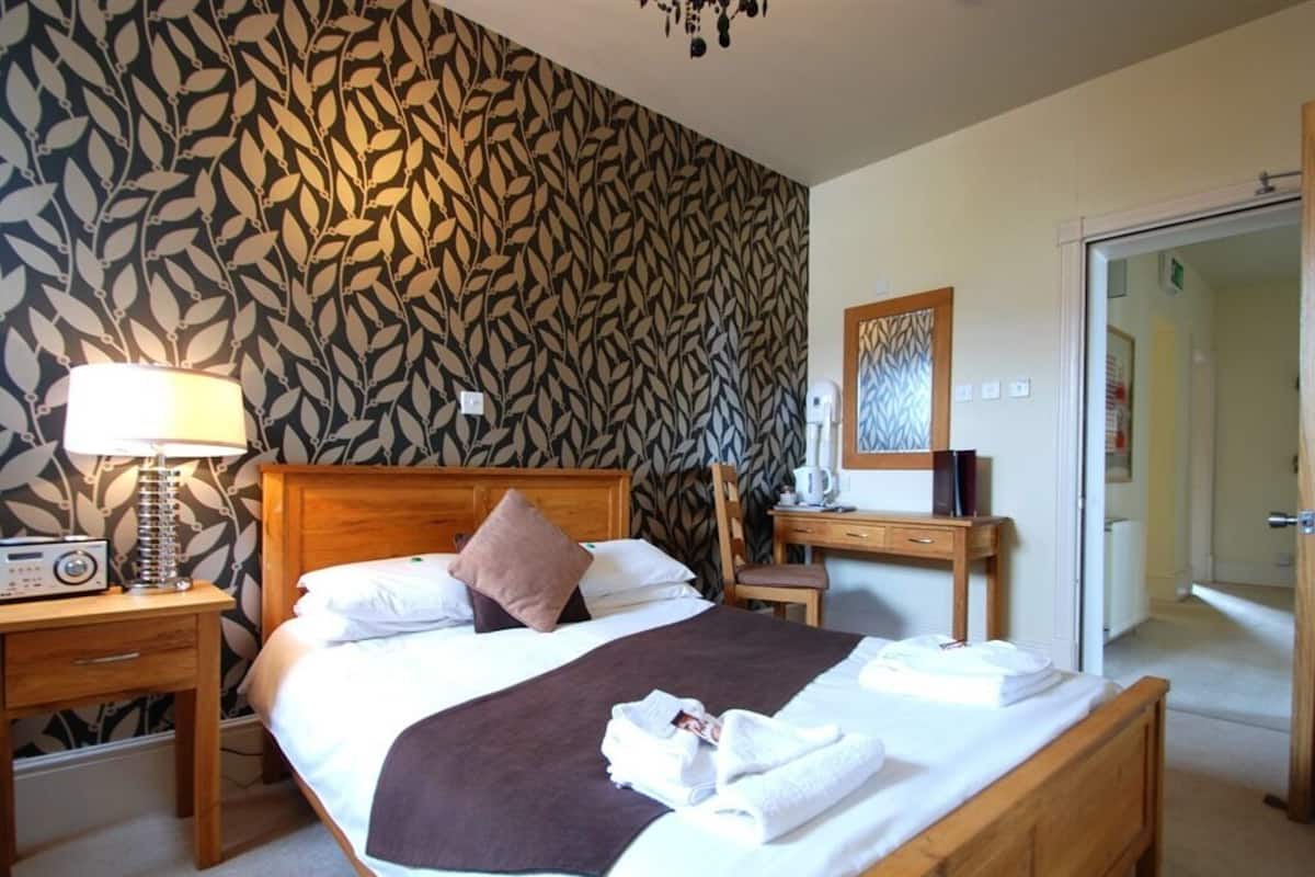 Economy tweepersoonskamer, en-suite badkamer (Restricted view)