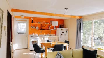 Cabane Standard, 1 grand lit | Coin séjour | Télévision de 32 pouces avec chaînes par satellite