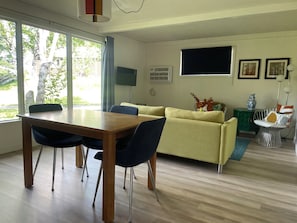 Living area - Colonial Bay Motel and Cottages (Lake of Bays)