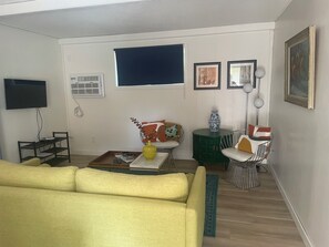 Cabana standard, 1 cama Queen | Área de estar | TV 32 polegadas com canais via satélite