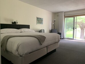 King Room | Free WiFi, bed sheets - Colonial Bay Motel and Cottages (Lake of Bays)