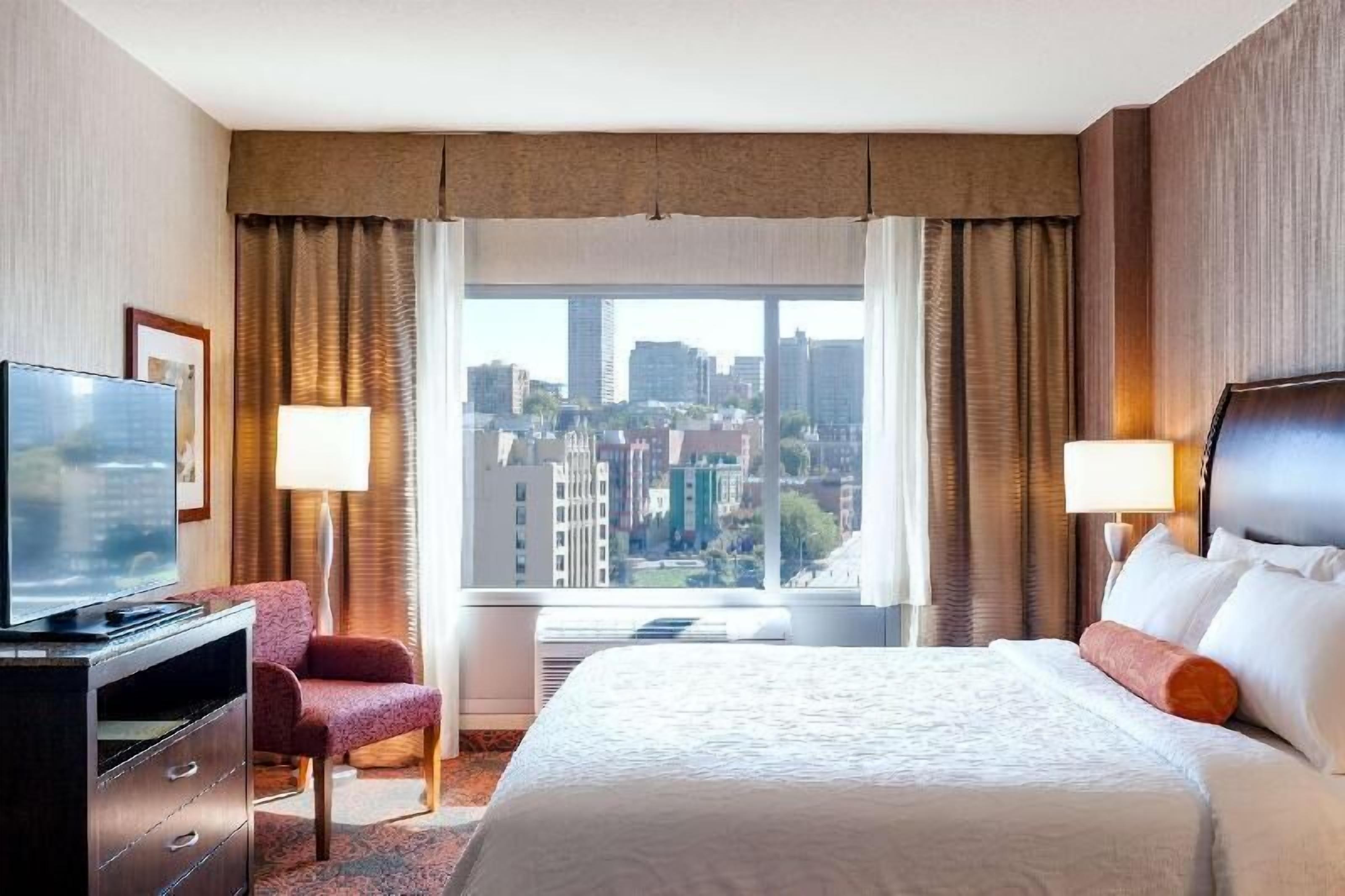 Premium bedding, in-room safe, desk, laptop workspace