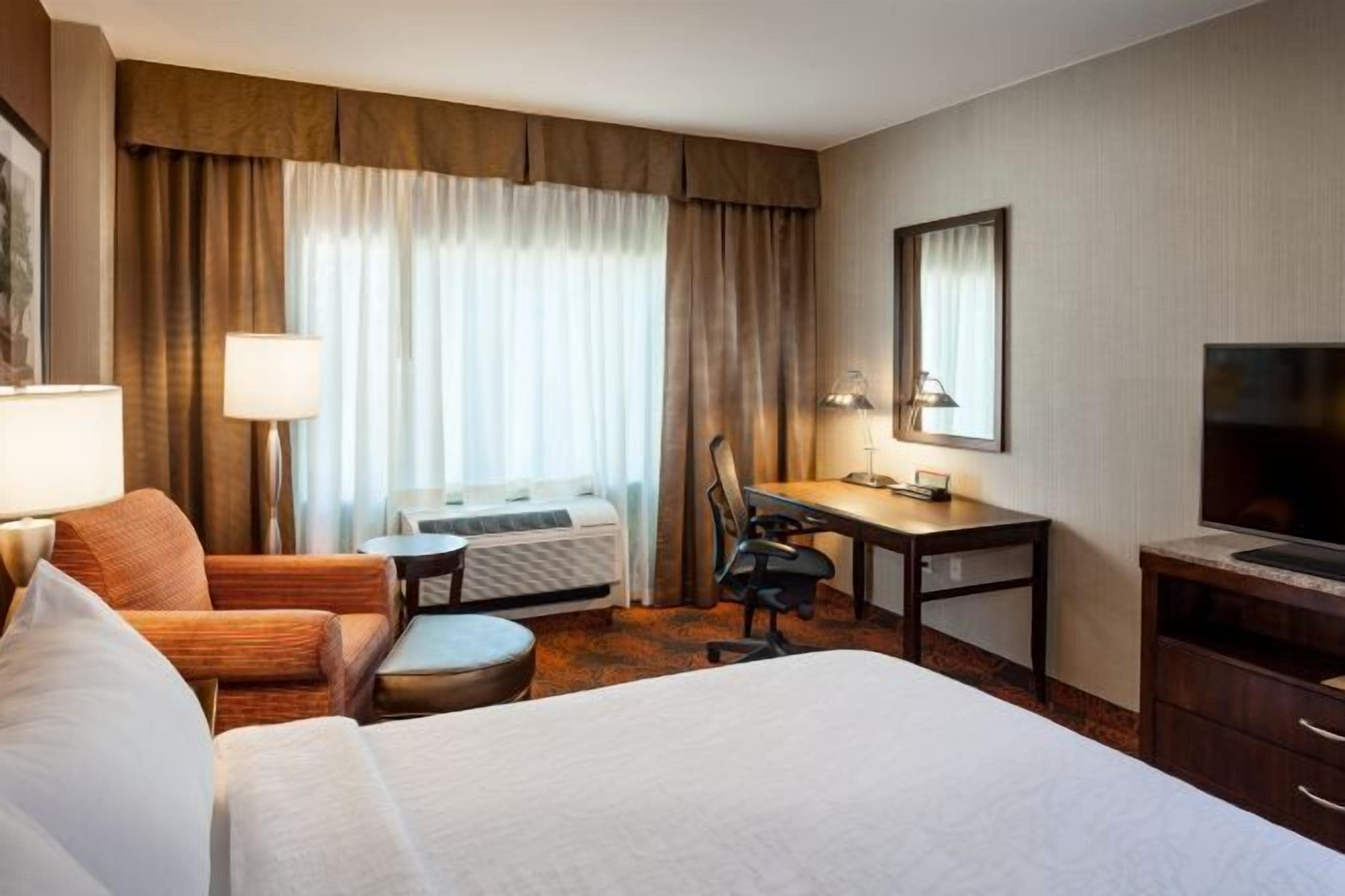 Ropa de cama de alta calidad y caja de seguridad en la habitación 