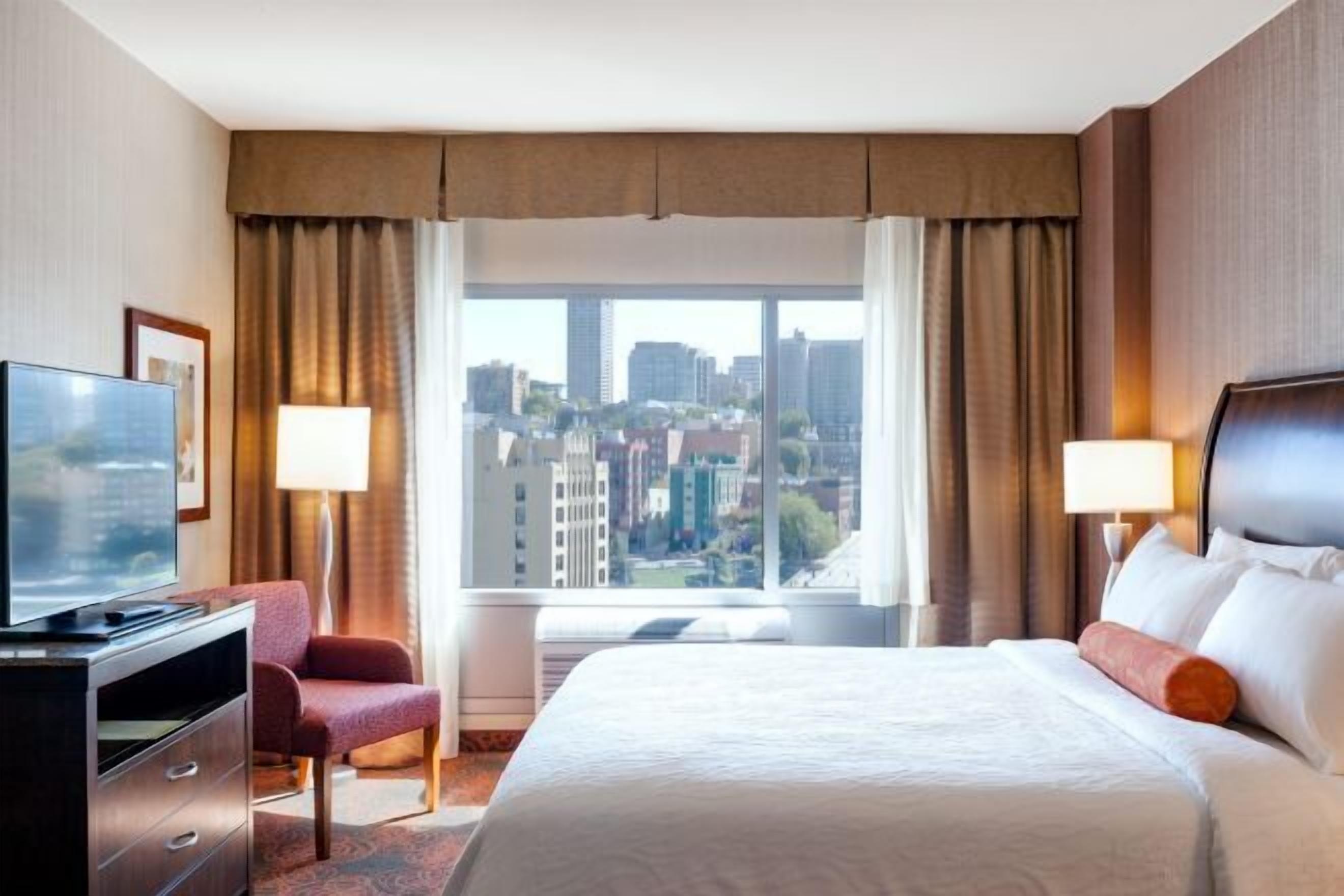 Ropa de cama de alta calidad y caja de seguridad en la habitación 