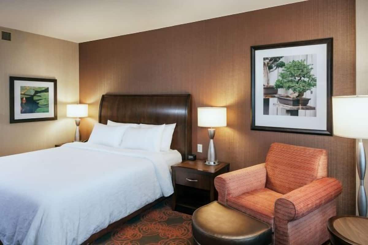 Premium bedding, in-room safe, desk, laptop workspace