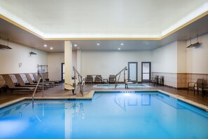 Ein Schwimmbecken mit Liegestühlen und Umkleideräumen.