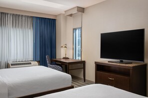 Kamer, 2 queensize bedden | Luxe beddengoed, een kluis op de kamer, een bureau, een laptopwerkplek