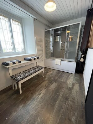 Comfort Quadruple Room, Private Bathroom, City View (Isolella) | Bathroom - Le Ruppione (Bazouges-la-Perouse)