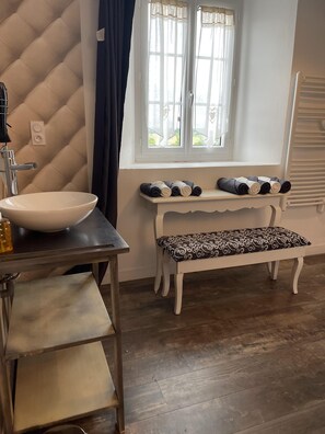 Kamar Quadruple Comfort, kamar mandi pribadi, pemandangan kota (Isolella) | Kamar mandi