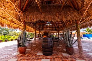 Télévision à écran plat de 32 pouces avec chaînes par satellite