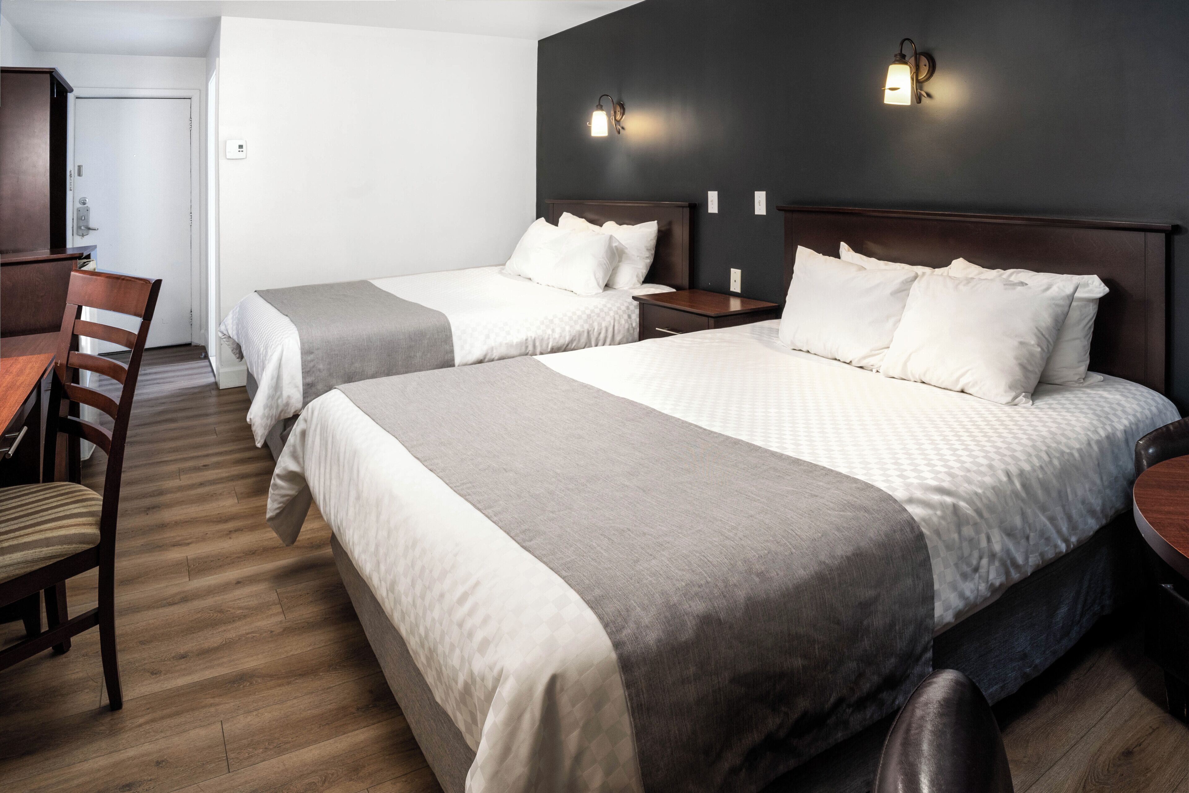 Basic-Zimmer, 2 Queen-Betten, Erdgeschoss | Schreibtisch, schallisolierte Zimmer, Bügeleisen/Bügelbrett