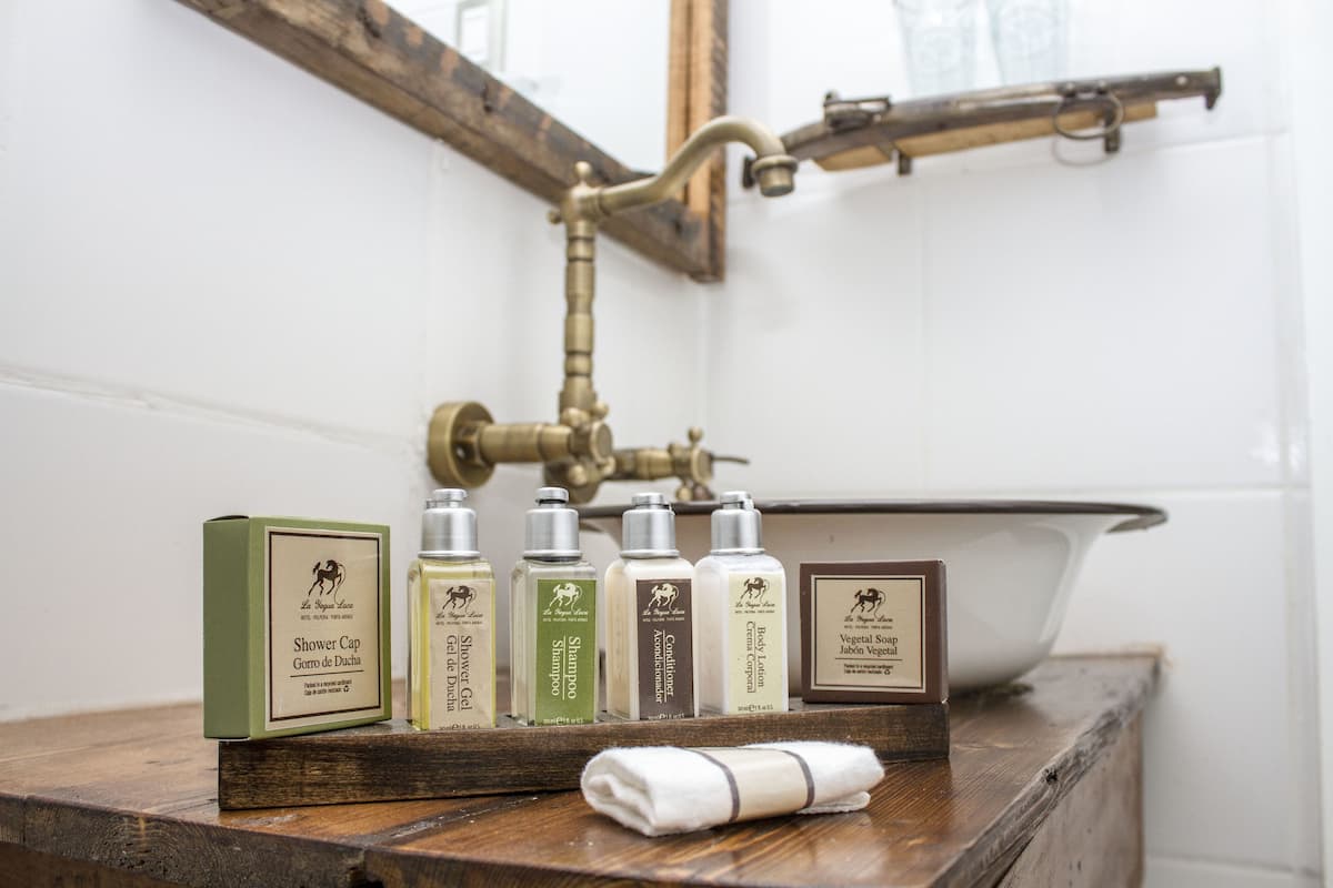 panoramic double room | bathroom | free toiletries, hair dryer, slippers, towels