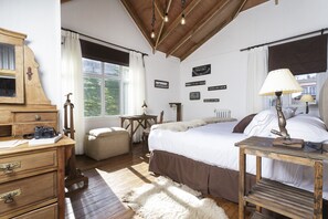 Quarto casal urbano | Roupas de cama premium, edredons de pluma, cofres nos quartos