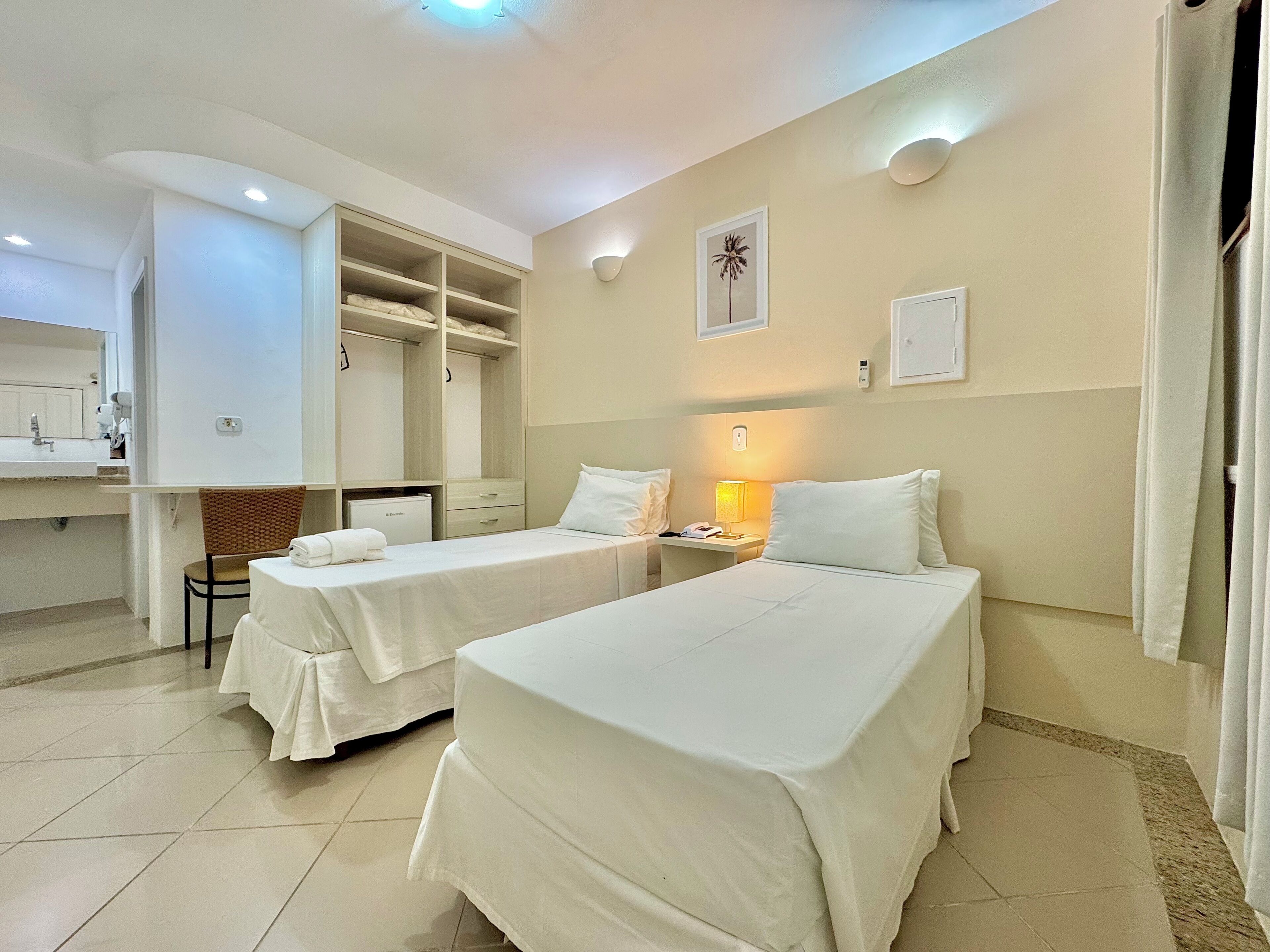 Kahden hengen standard-huone (kaksi sänkyä), 2 yhden hengen sänkyä | Minibaari, työpöytä, ilmainen Wi-Fi, pääsy pyörätuolilla