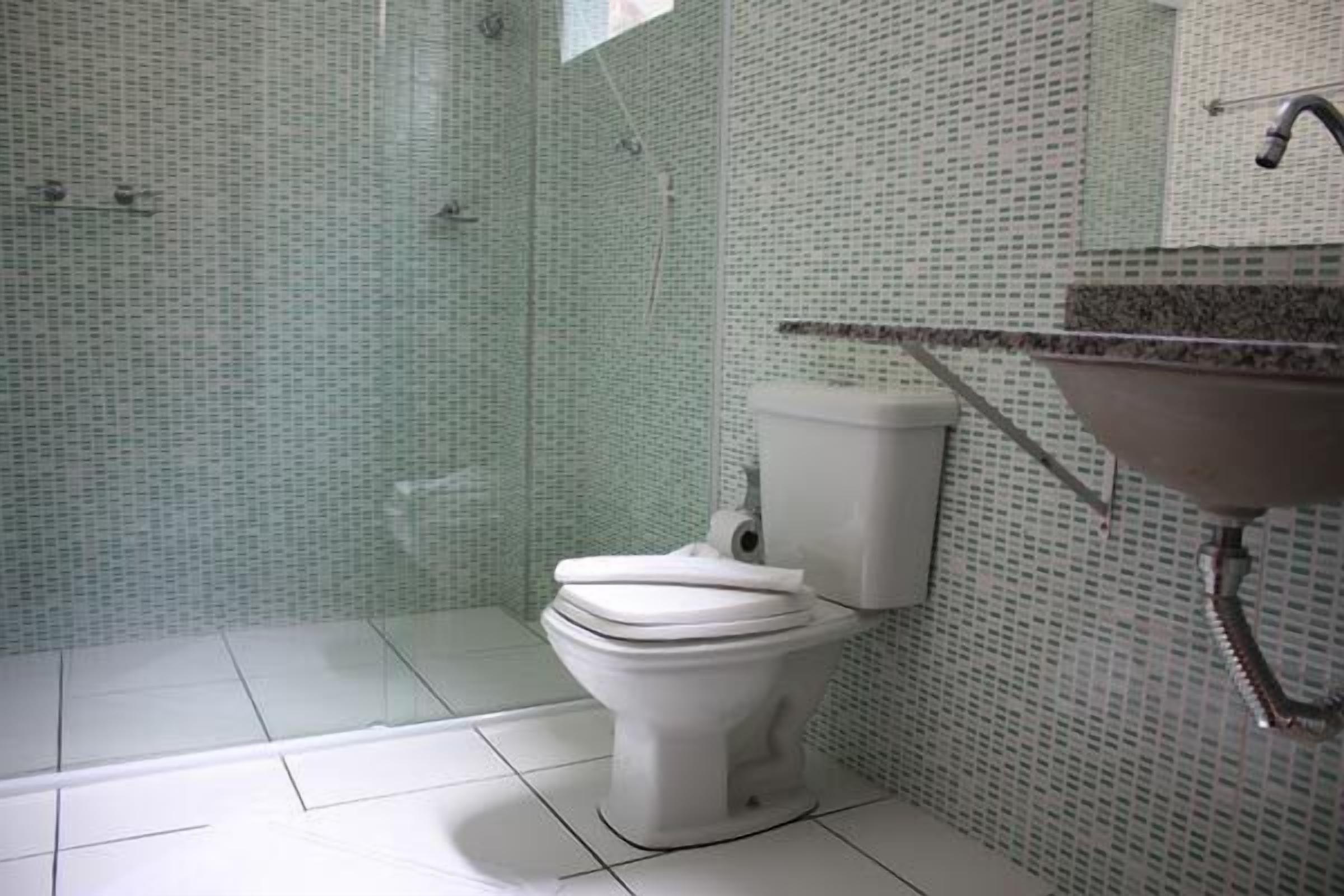 triple room | bathroom | shower, free toiletries, hair dryer, towels
