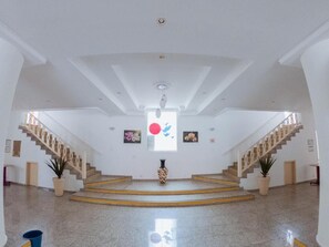 تلفزيون إل إي دي بحجم 29-بوصة يعرض قنوات تلفزيونية باشتراك مدفوع