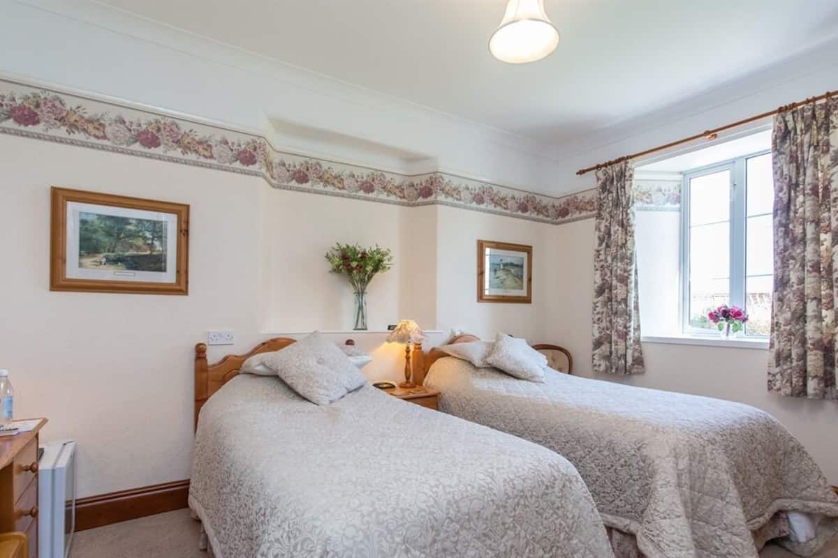 Twin Room, Ensuite (Honeysuckle)