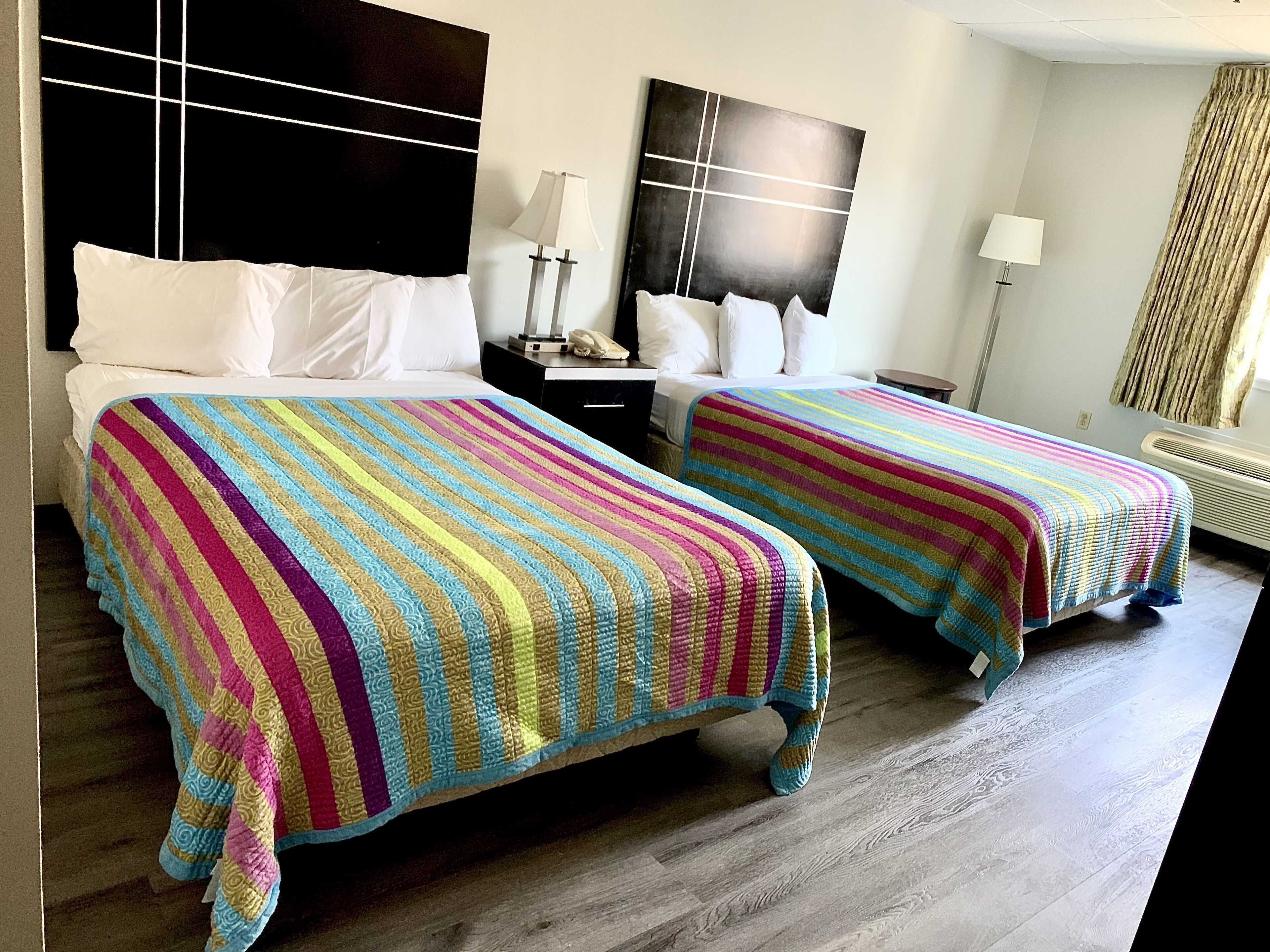 Habitación doble estándar de uso individual, 2 camas matrimoniales | Escritorio, wifi gratis y ropa de cama 