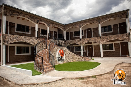 Fachada del alojamiento. Hotel Taramuri