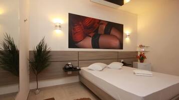 Double Room, Hot Tub | Minibar, free WiFi