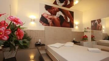 Double Room, Hot Tub | Minibar, free WiFi