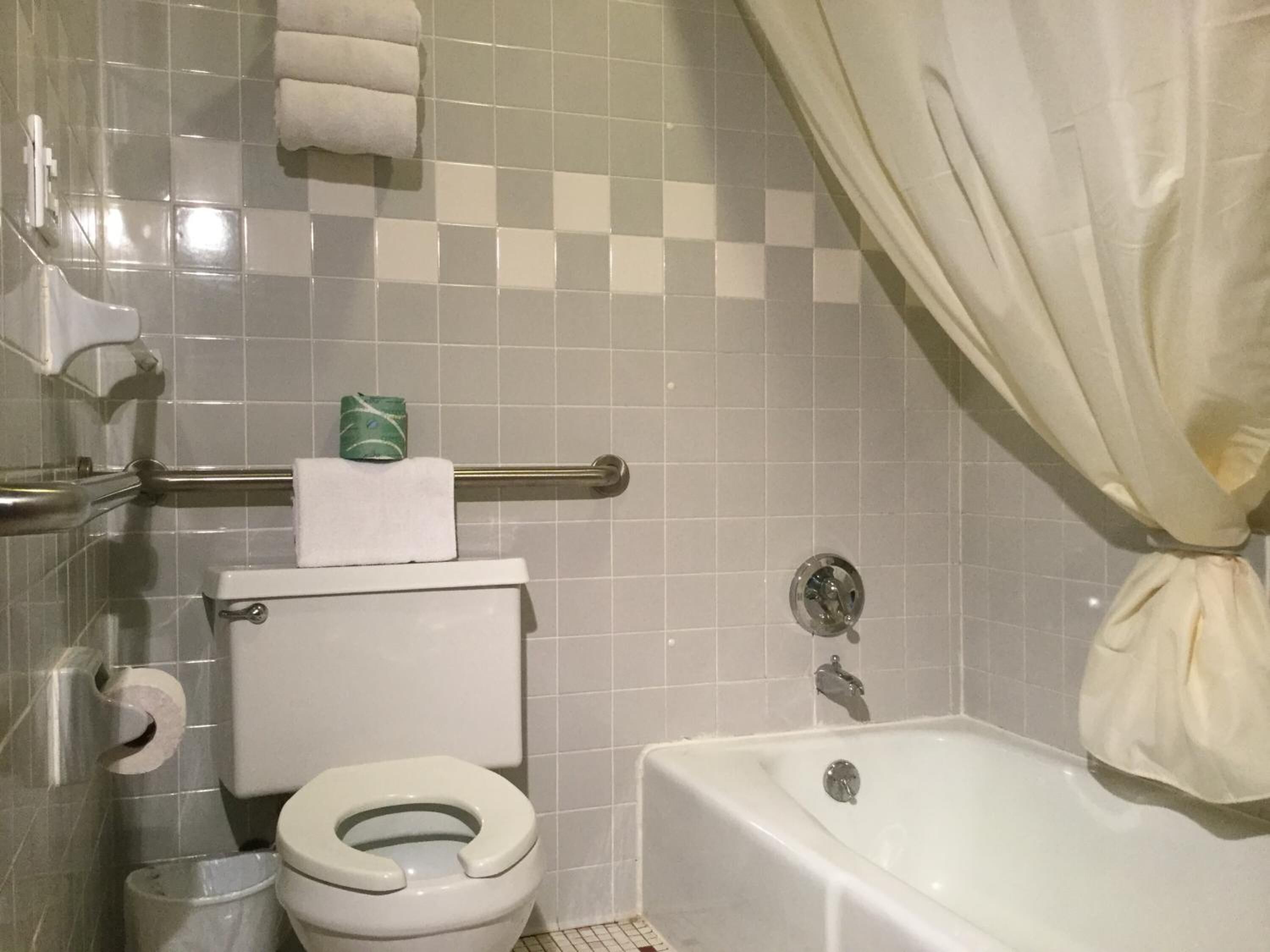 Suihkun ja ammeen yhdistelmä, ilmaiset hygieniatuotteet, pyyhkeet