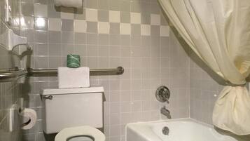 Suihkun ja ammeen yhdistelmä, ilmaiset hygieniatuotteet, pyyhkeet