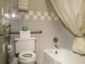 Combined shower/bathtub, free toiletries, towels - Inn Town Motel (Waupun)