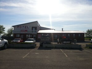 Front of property - Best Seven Inn (Claresholm)