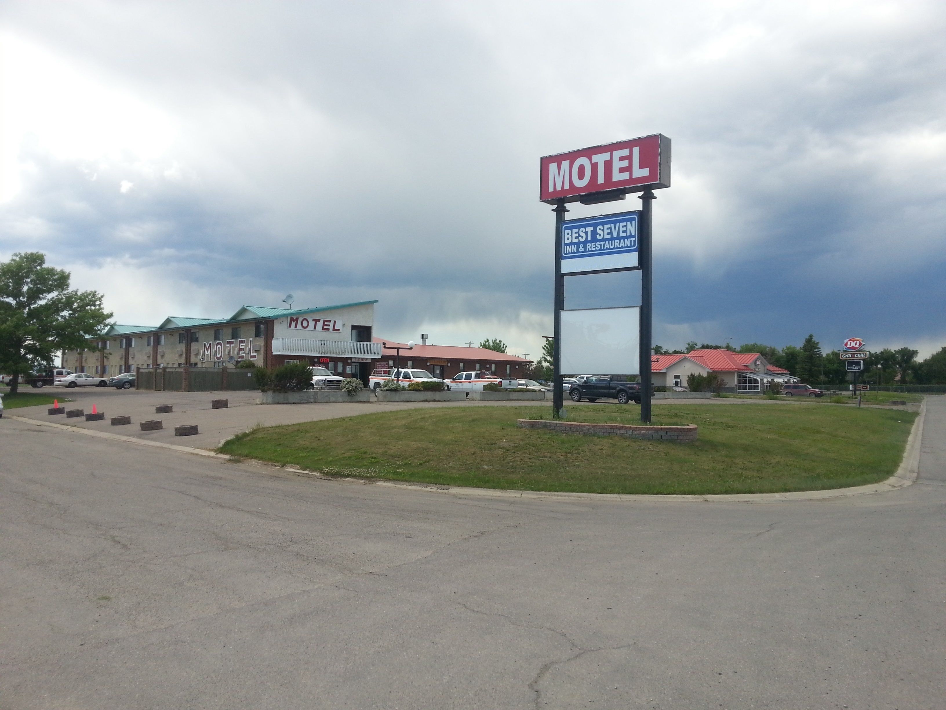 A motel with a sign for Best Seven Inn & Restaurant.