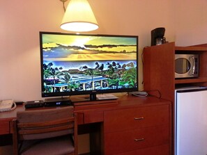 Standard Room, 1 Queen Bed | 2 bedrooms, individually furnished, desk, blackout drapes - Best Seven Inn (Claresholm)