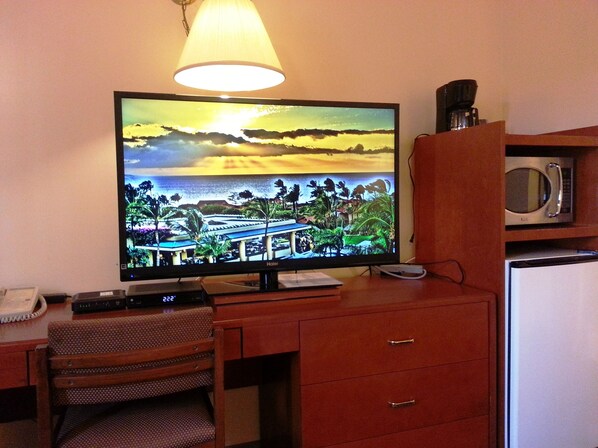 Standard Room, 1 Queen Bed | 2 bedrooms, individually furnished, desk, blackout curtains - Best Seven Inn (Claresholm)