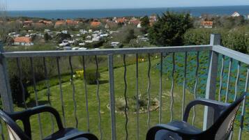 Cots/infant beds, rollaway beds, free WiFi, bed sheets