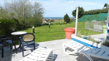 Cots/infant beds, rollaway beds, free WiFi, bed sheets