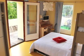 Cots/infant beds, rollaway beds, free WiFi, bed sheets