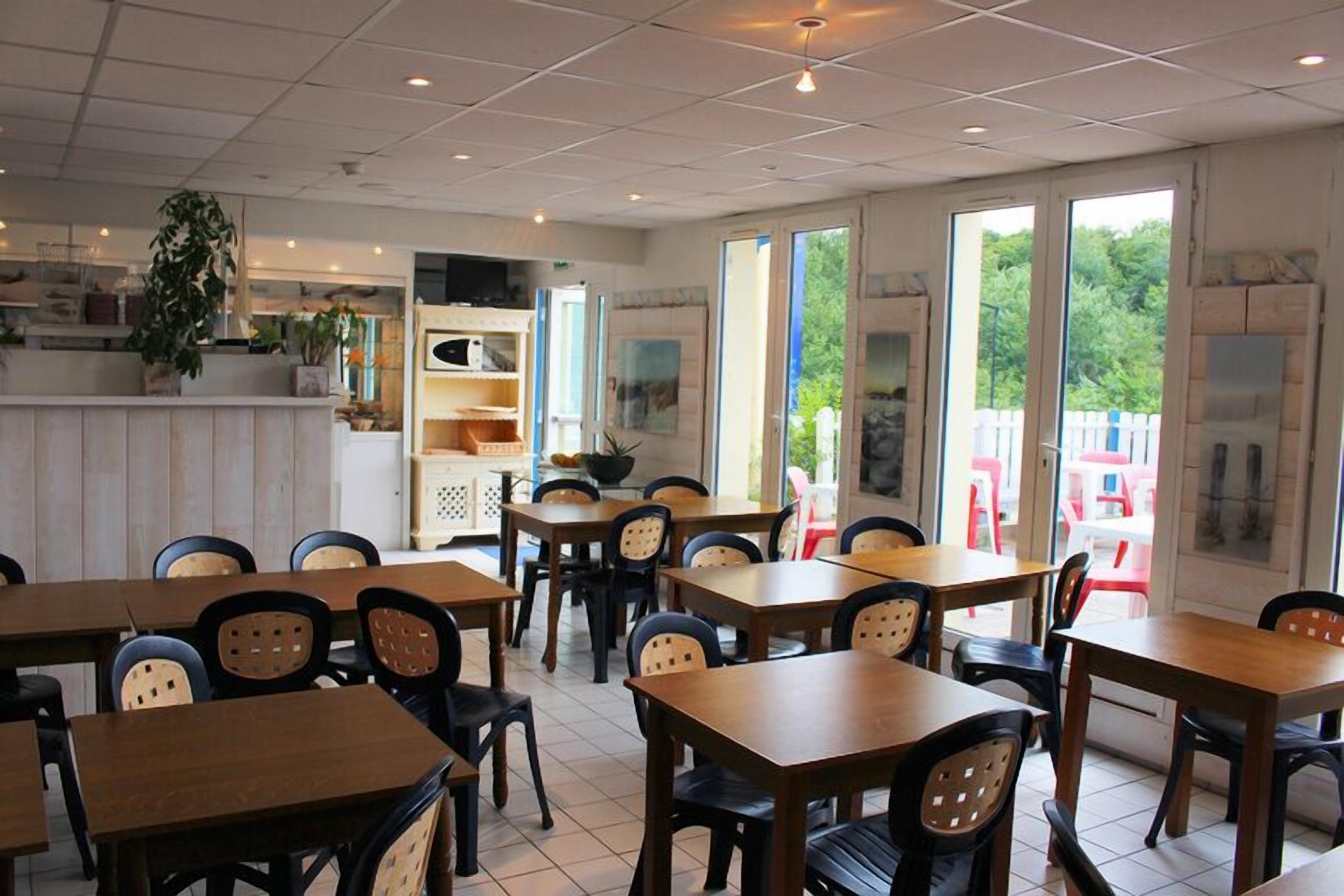 Se sirven desayunos, comidas, cenas y mariscos con vista a la playa