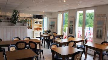 Se sirven desayunos, comidas, cenas y mariscos con vista a la playa