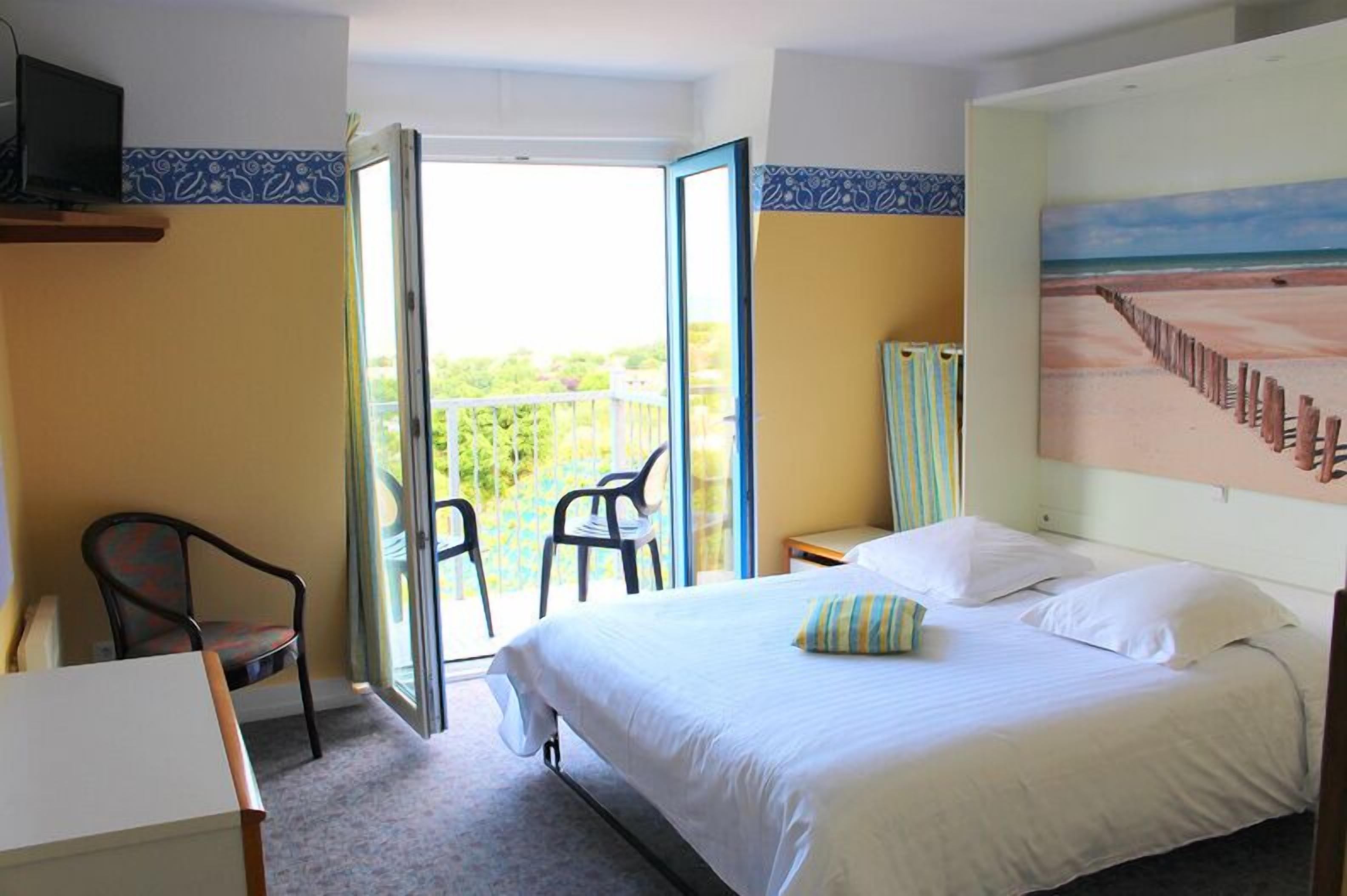 Cribs/infant beds, rollaway beds, free WiFi, bed sheets