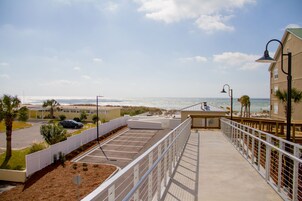 Ubicación a pie de playa, arena blanca y tumbonas