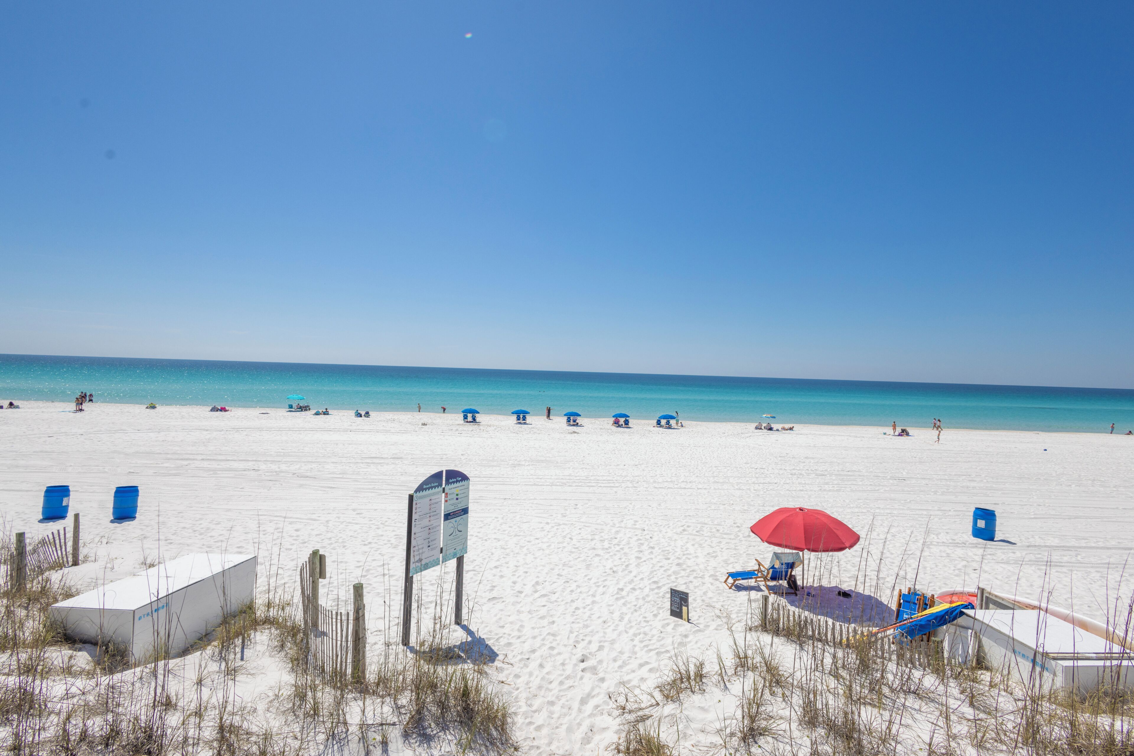 Sulla spiaggia, sabbia bianca, lettini da mare