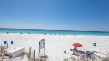 Sulla spiaggia, sabbia bianca, lettini da mare