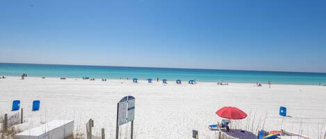 Am Strand, weiĂer Sandstrand, LiegestĂŒhle