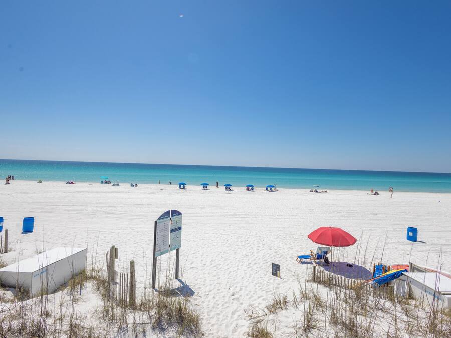 Sulla spiaggia, sabbia bianca, lettini da mare