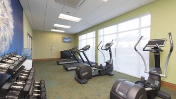 Un gimnasio equipado con cintas de correr, elípticas y máquinas de pesas.