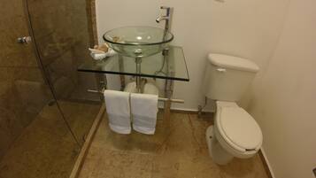 Regadera, amenidades de baño gratuitas, toallas