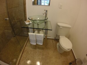 Shower, free toiletries, towels - Condesa 185 (Mexico City)