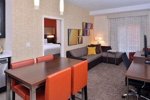 Premium bedding, down duvets, in-room safe, desk - Residence Inn East Lansing (East Lansing)