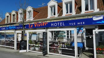 Breakfast, lunch, dinner served; seafood, beach views