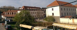 A street view with a row of traditional European buildings, including a restaurant with a sign. - Hôtel Le Vivier WISSANT - Centre Village (Wissant)